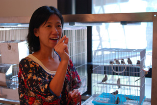 yoko-yazaki-sugiyama-explaining_w320